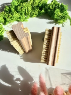 Brosse à ongles en bois double côté